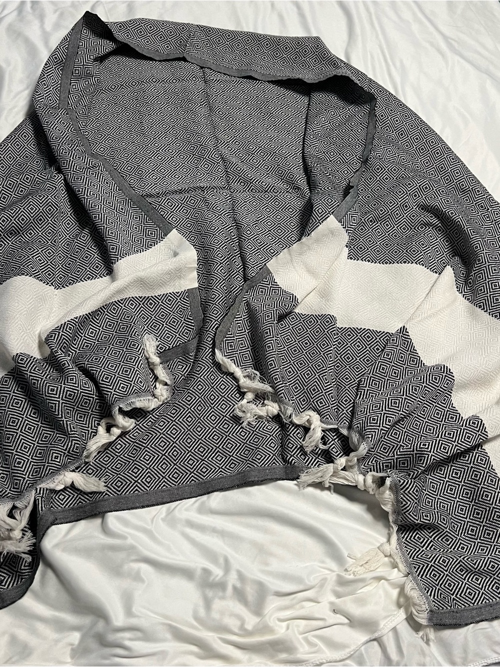 Woven shawl black & White